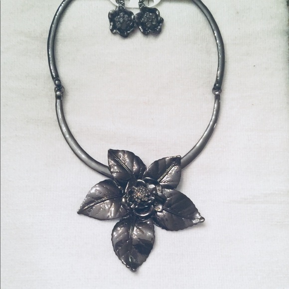 Jewelry - Bold Flower Slider Charcoal/Gray Necklace
